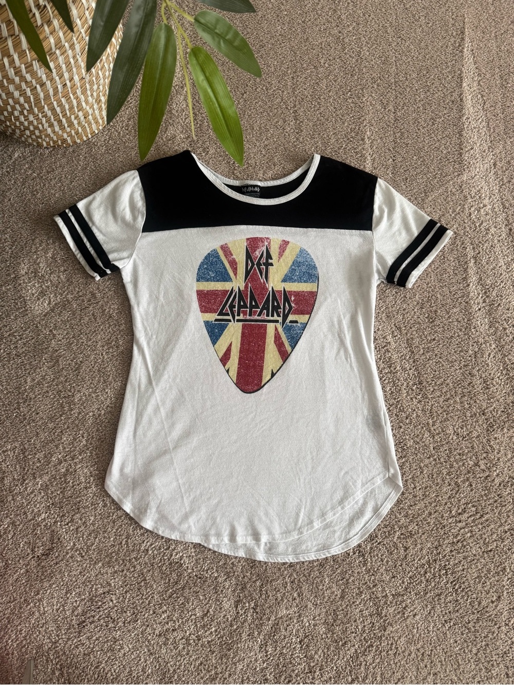 Def Leppard White & Black Graphic Tee M